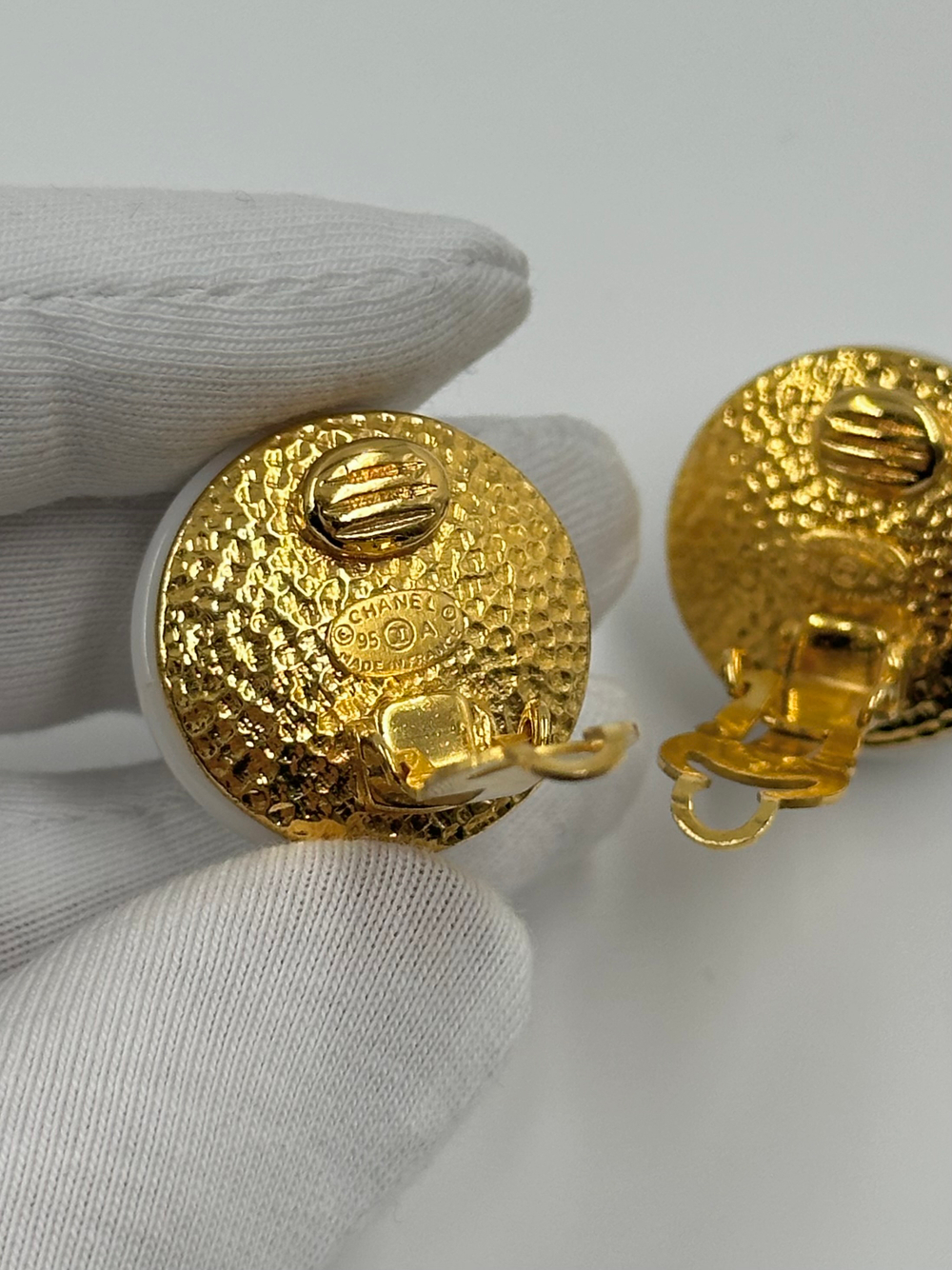 «Жемчужные» клипсы Chanel с лого