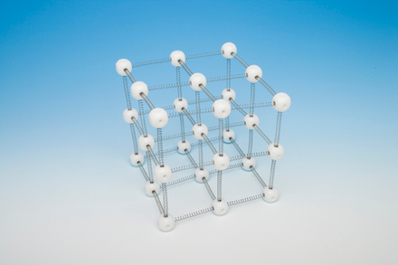 Модель "Динамическая модель структуры твердых материалов" (27 моделей атомов, 54 металлических пружины)