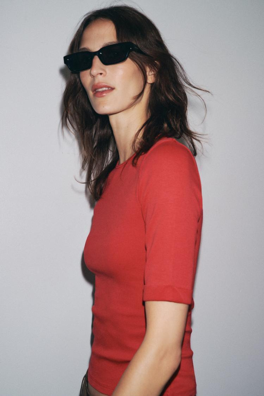 ZARA ХЛОПКОВАЯ ФУТБОЛКА С ЭФФЕКТОМ ПОТЕРТОСТИ, КЛУБНИЧНЫЙ