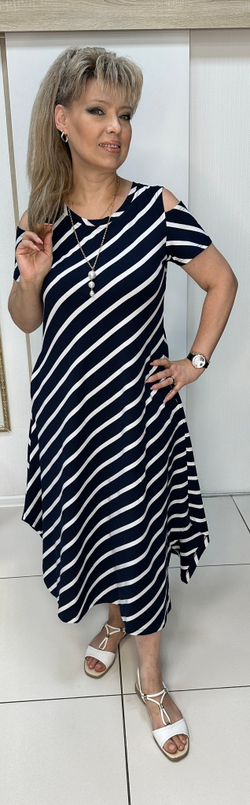 Трикотажное платье в полоску по диагонали с вынутыми плечиками