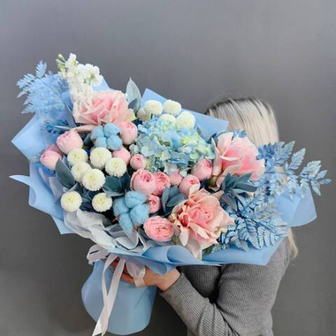 Авторский букет в розово-голубой гамме