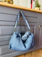 Женская большая плетеная сумка хобо из натуральной винтажной кожи голубого цвета
