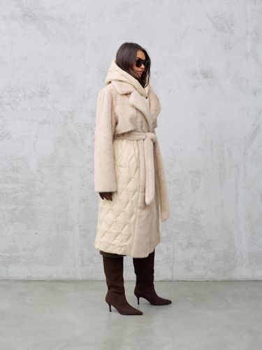 Бежевый комбинированный пуховик с капюшоном и поясом