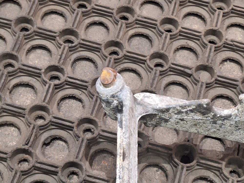 Кронштейн (уценено) фары левой