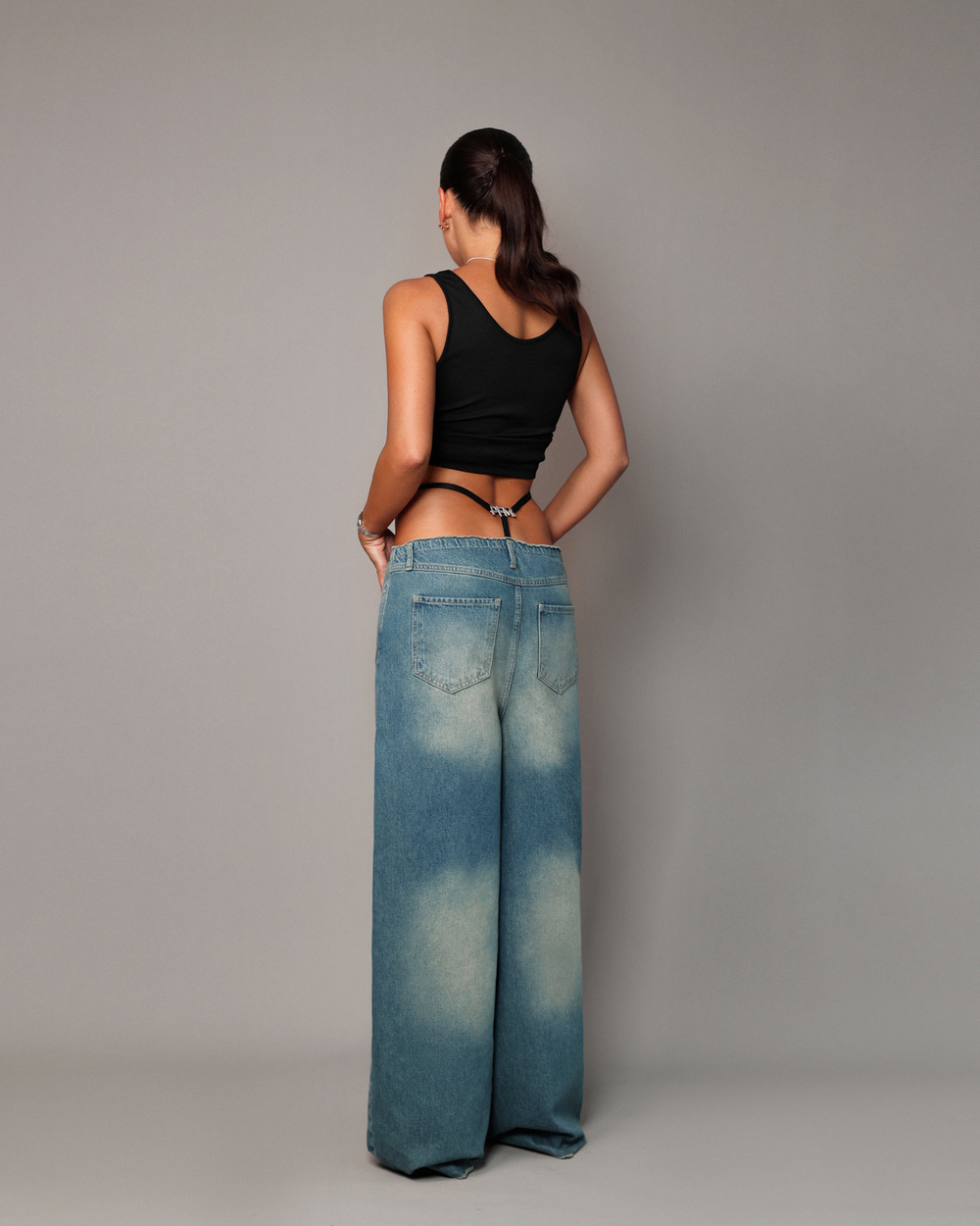 Джинсы бананы