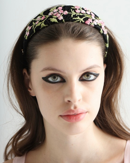 Широкий черный ободок с цветочной вышивкой