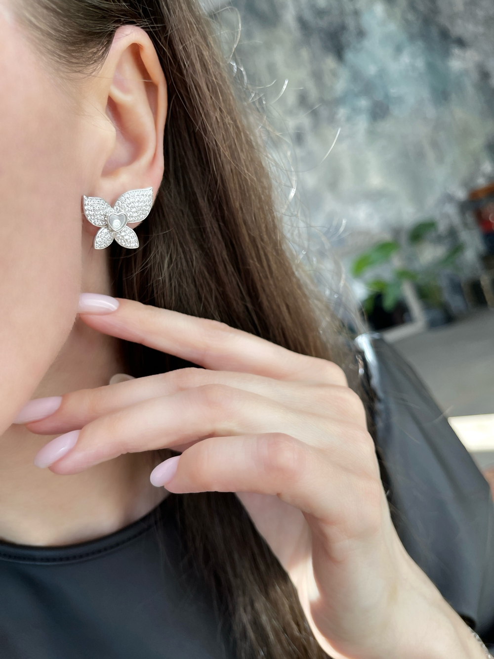 "Серьги лепестки" - это изысканный и элегантный аксессуар, который подчеркнет вашу неповторимость и придаст образу изысканности. Изготовленные из высококачественного серебра с фианитами бриллиантовой огранки, эти серьги привлекут восхищенные взгляды окружающих. Благодаря своему дизайну в виде лепестков цветка, они создадут романтическую атмосферу и добавят женственности вашему образу. Неважно, будете ли вы носить их на повседневных прогулках или на особые мероприятия - "Серьги лепестки" всегда будут являться украшением для самых запоминающихся моментов вашей жизни.