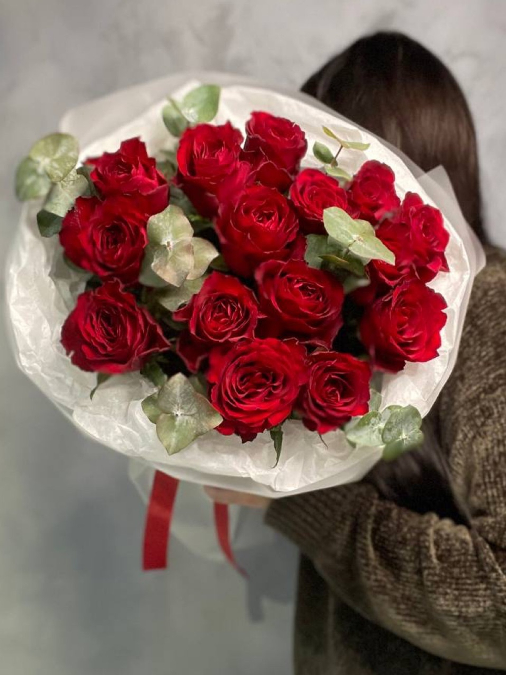 Букет 15 роз с эвкалиптом в оформление.