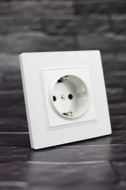 Розетка белая одинарная пластик