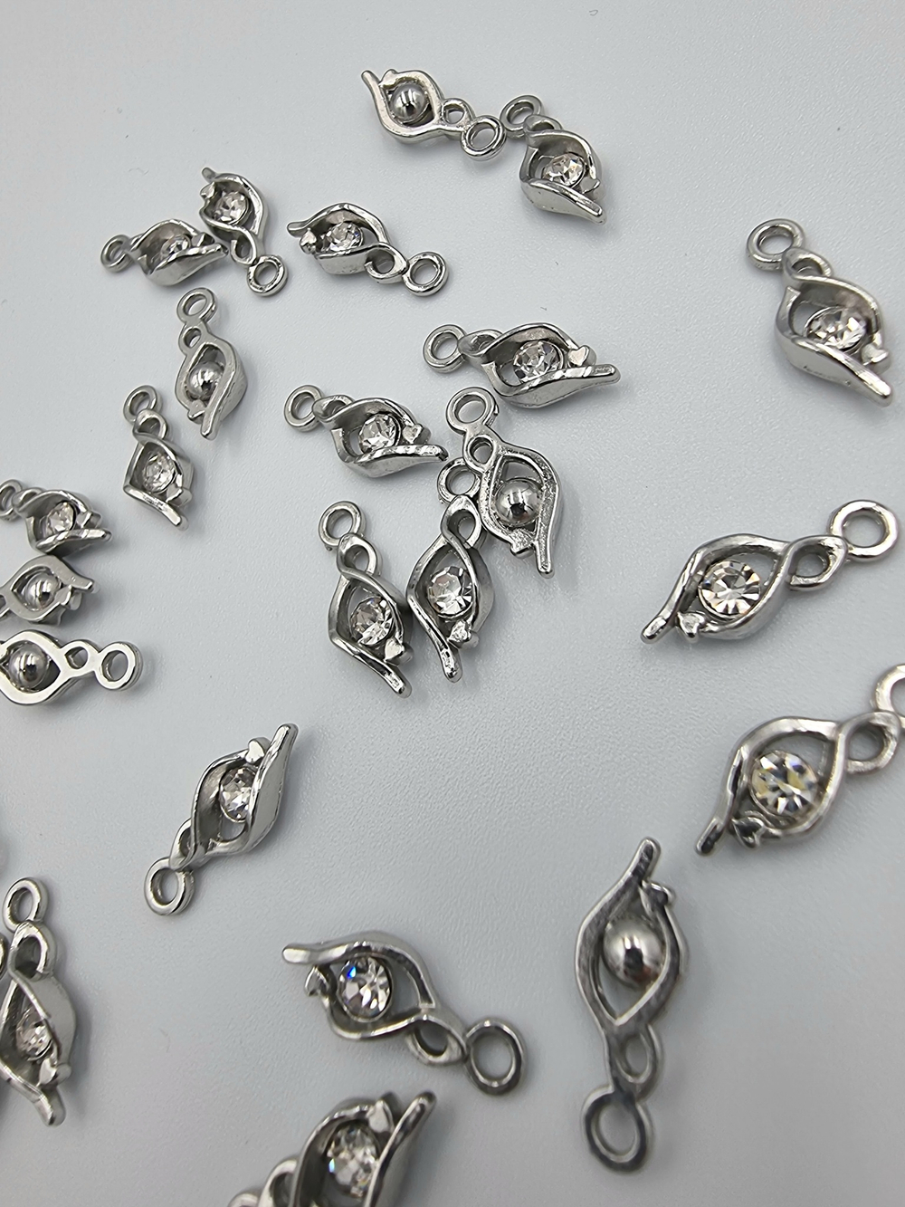 Подвеска-украшение для нижнего белья капелька серебро/стразы