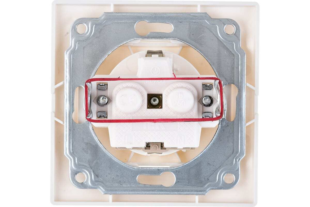 Розетка 1-местная РС10-3-КБ с заземлением без защитной шторки 16А КВАРТА белый IEK