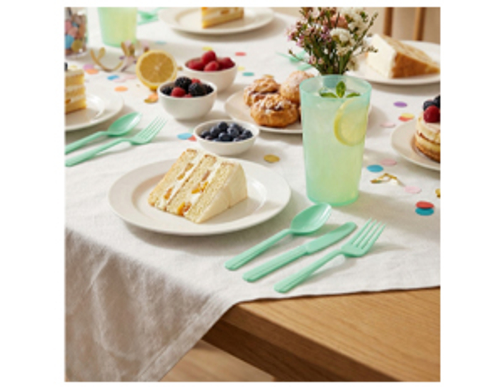 Столовые приборы в ассортименте