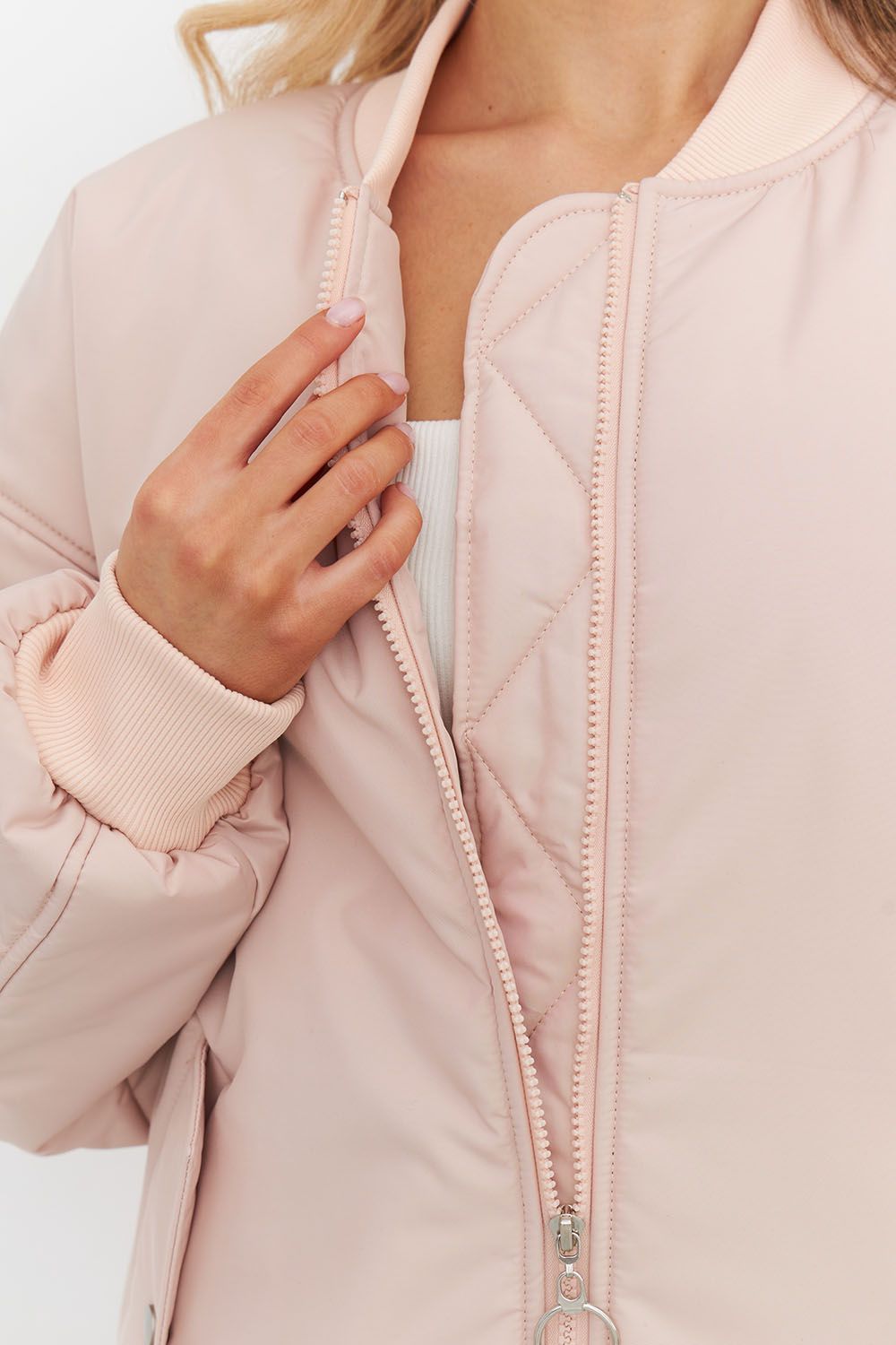 Куртка бомбер пудрово-бежевого цвета