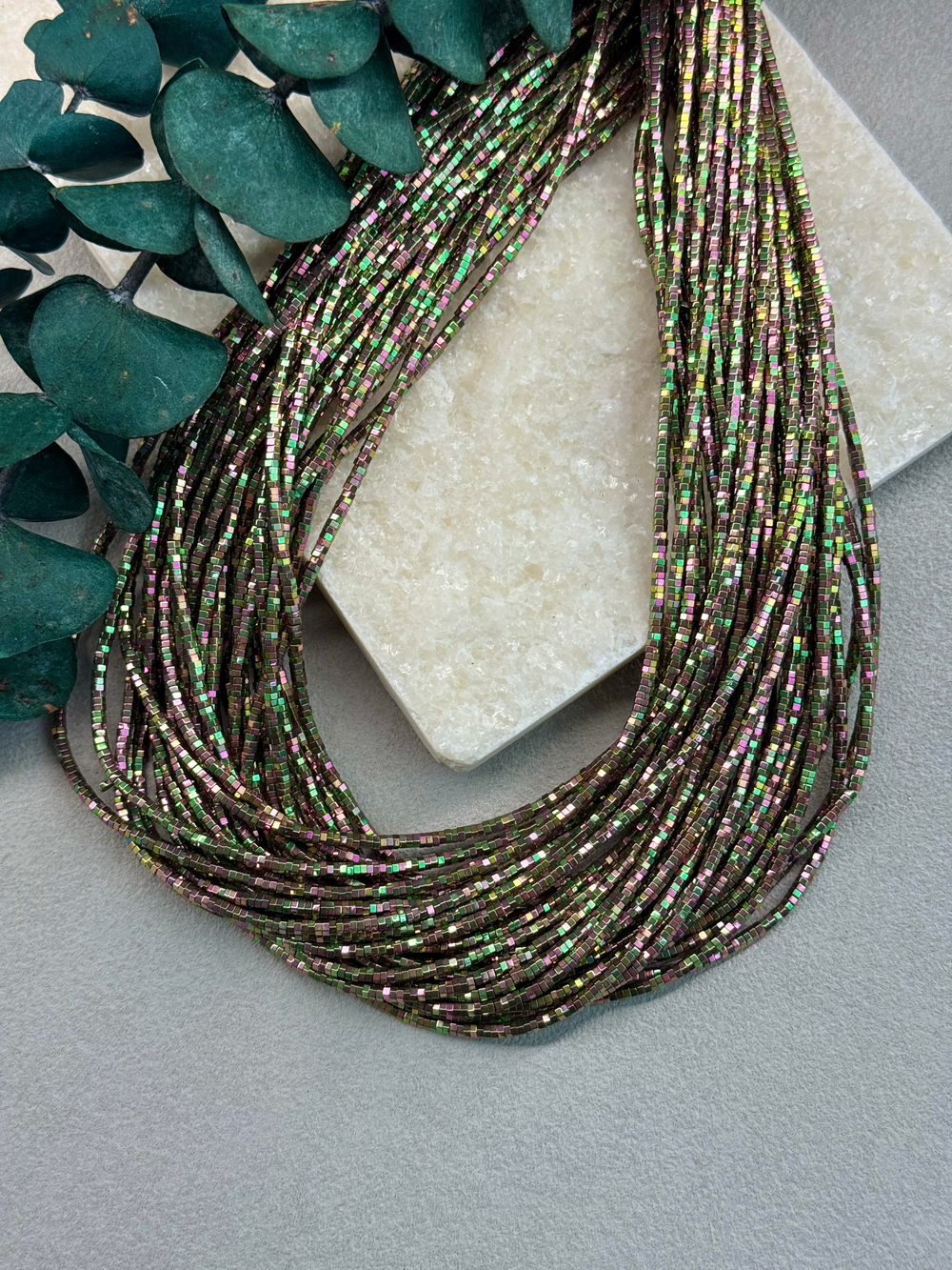 Гематит радужный, лиловый/зеленый шестигранник 2*1 мм, нить 40 см