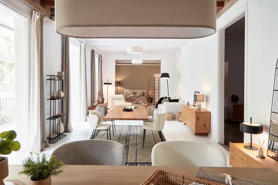 Стул Ciselia из светло-серой ткани букле и черными металлическими ножками Испания La Forma