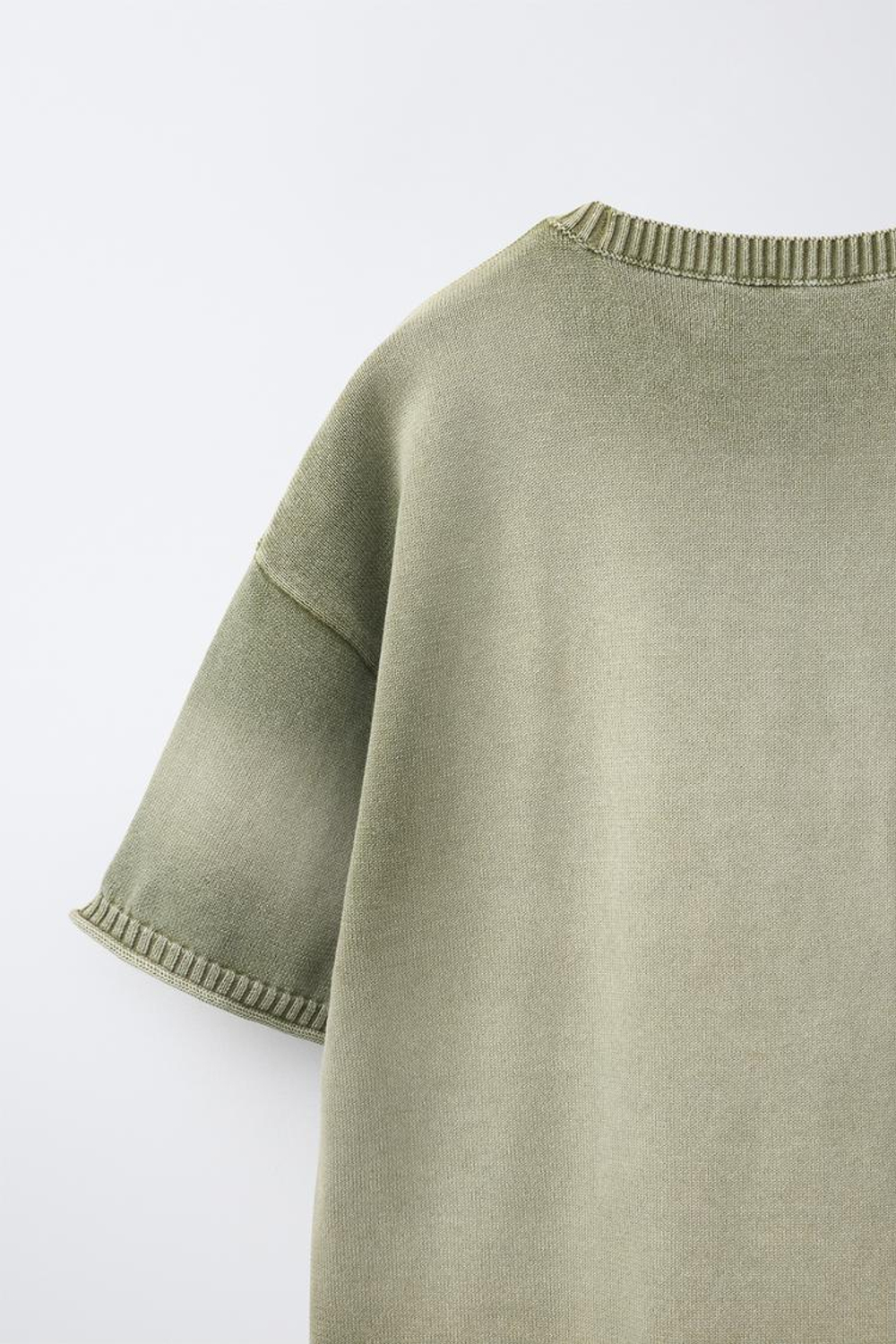 ZARA ФУТБОЛКА С ЭФФЕКТОМ ПОТЕРТОСТИ, ЗЕЛЕНОВАТЫЙ