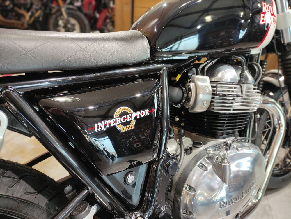 Royal Enfield Interceptor 650 Black Pearl (Custom / Dual tone)