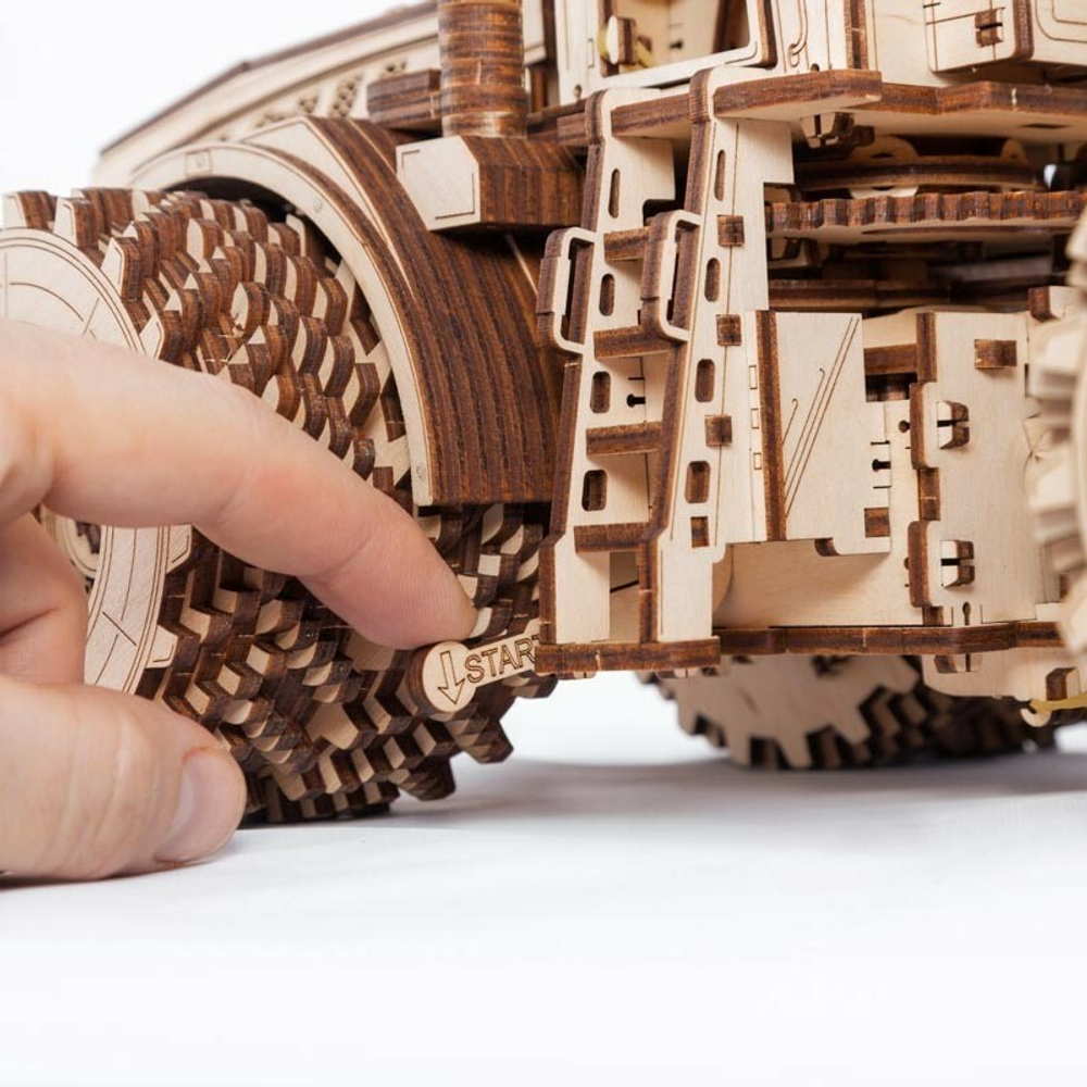 Сборная деревянная модель «Трактор Кировец К-7М» (EWA)