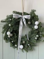 Новогодний венок в бело-серой гамме