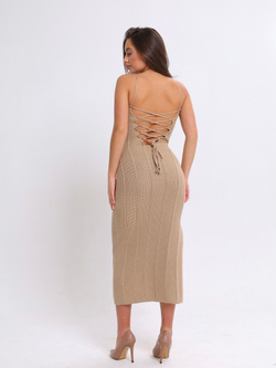 Платье с разрезом и шнуровкой