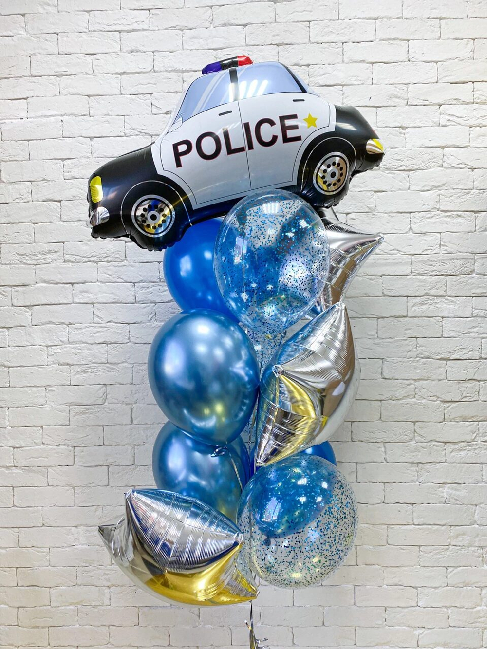 Фонтан из шаров с полицейской машиной
