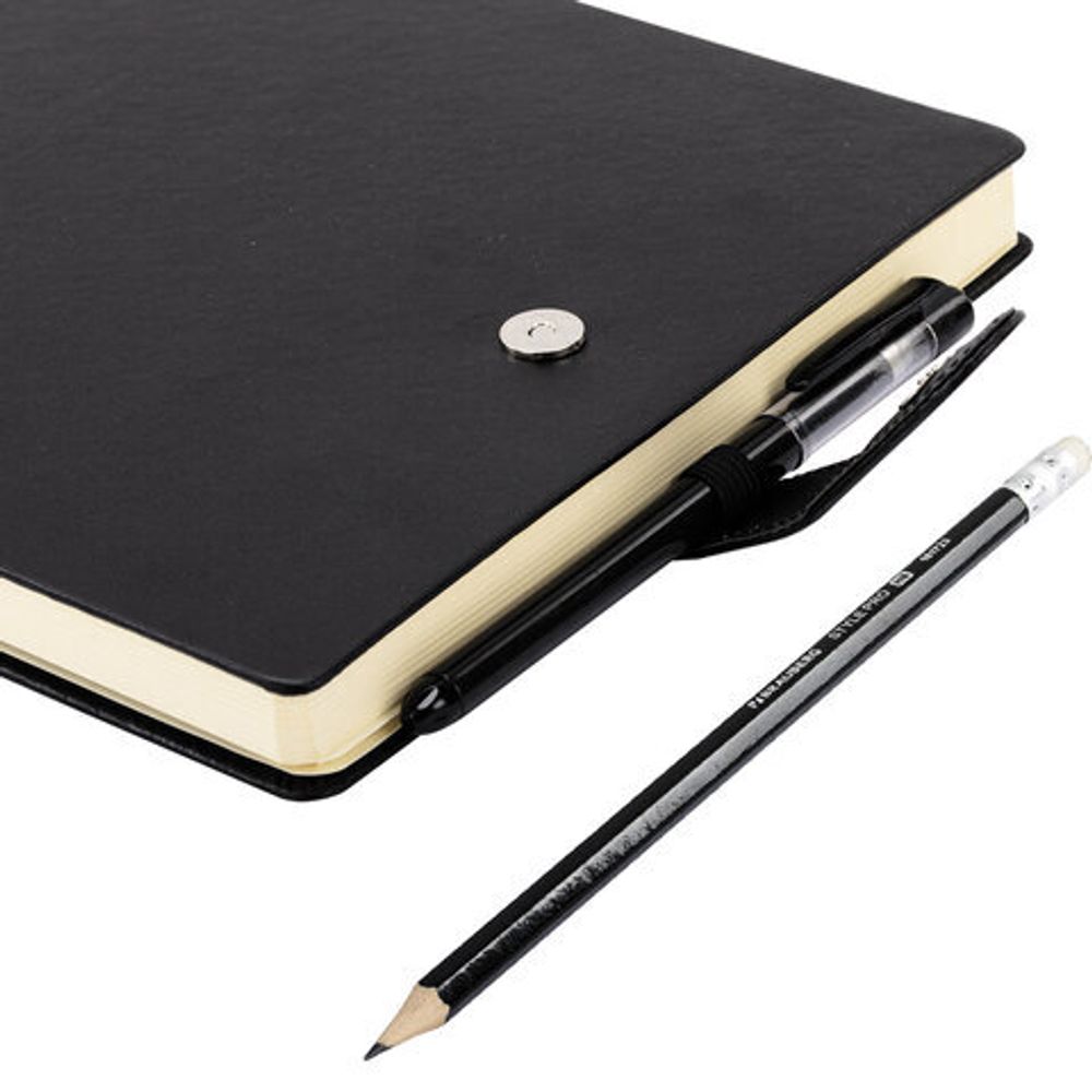 Скетчбук, слоновая кость 140 г/м2, 200х200 мм, 80 л., КОЖЗАМ, застежка, BRAUBERG ART CLASSIC, черный, 116462