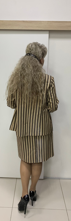 Светлый в полоску французский пиджак