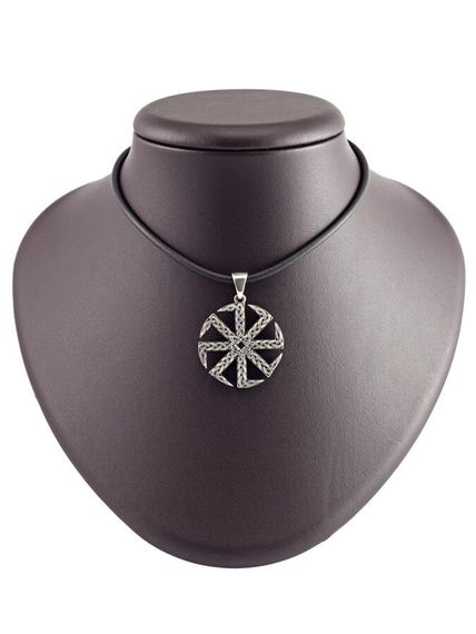 Фото на постаменте серебряного кулона Коловрат с изображением звезда Руси.