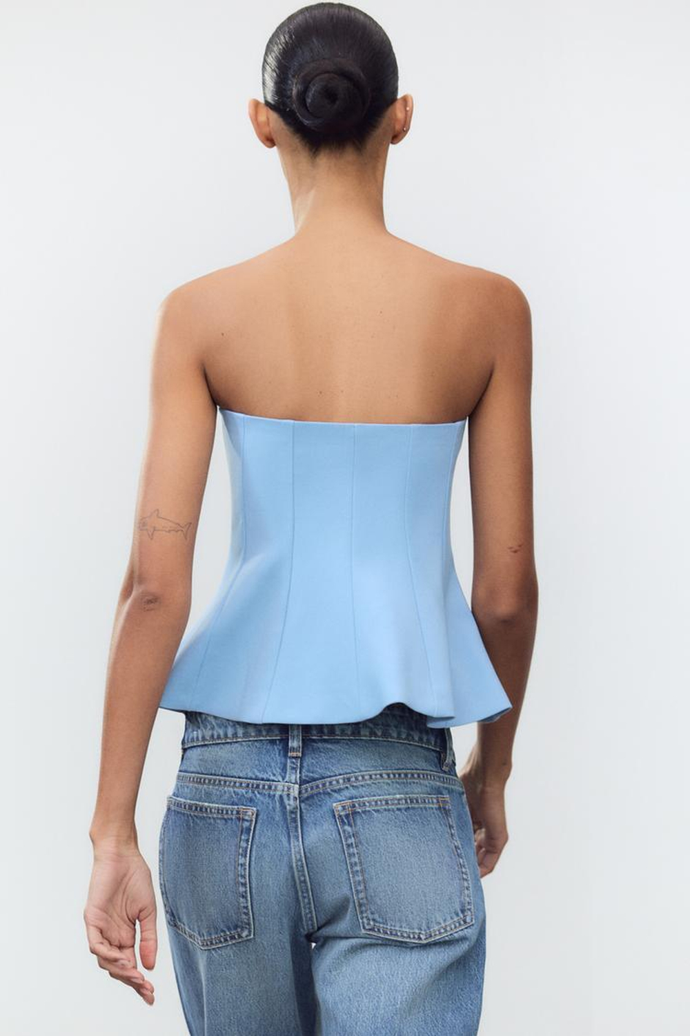 ZARA ТОП С БАСКОЙ И ОТКРЫТЫМИ ПЛЕЧАМИ, СИНИЙ