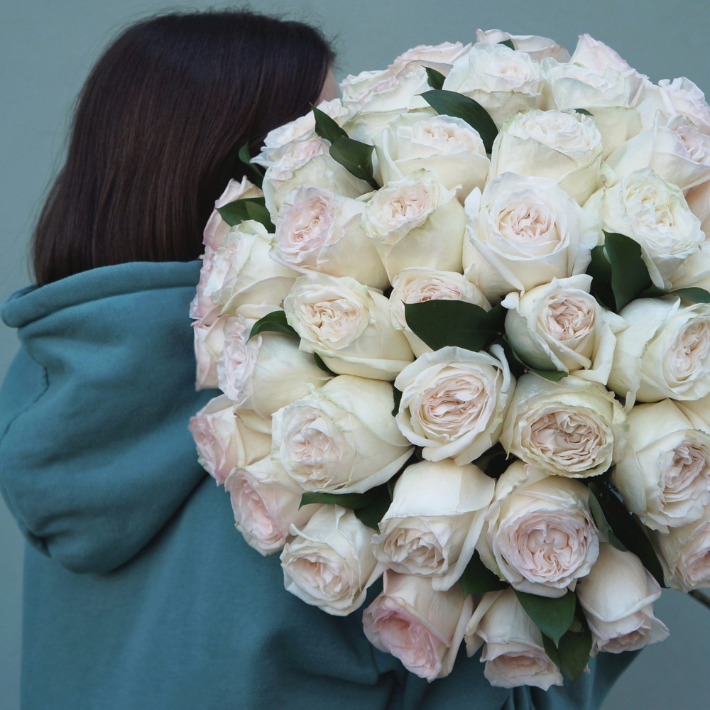 58. Большой букет из роз White O’Hara