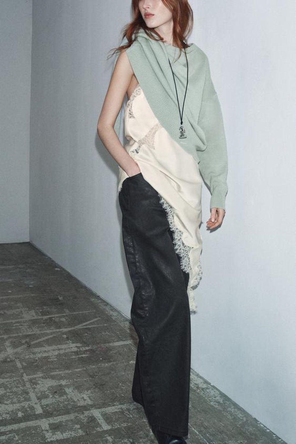 ZARA ДЖИНСЫ ZW COLLECTION BARREL С ЭФФЕКТОМ КРАКЛЕ И НИЗКОЙ ПОСАДКОЙ, ЧЕРНЫЙ