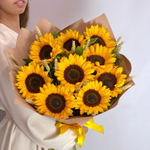 Букет из 9 подсолнухов «Sunlight Embrace»