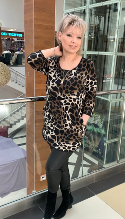 Пятнистая туника с кармашками и короткой молнией