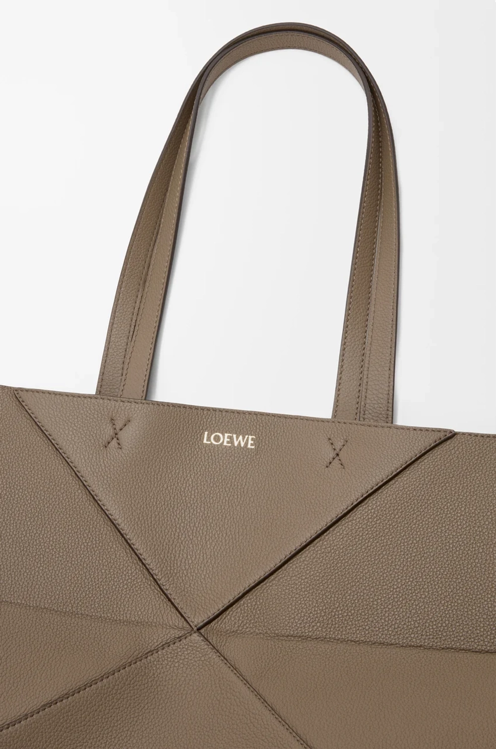 Loewe Средняя сумка-тоут Puzzle Fold из мягкой зернистой телячьей кожи, серо-коричневый