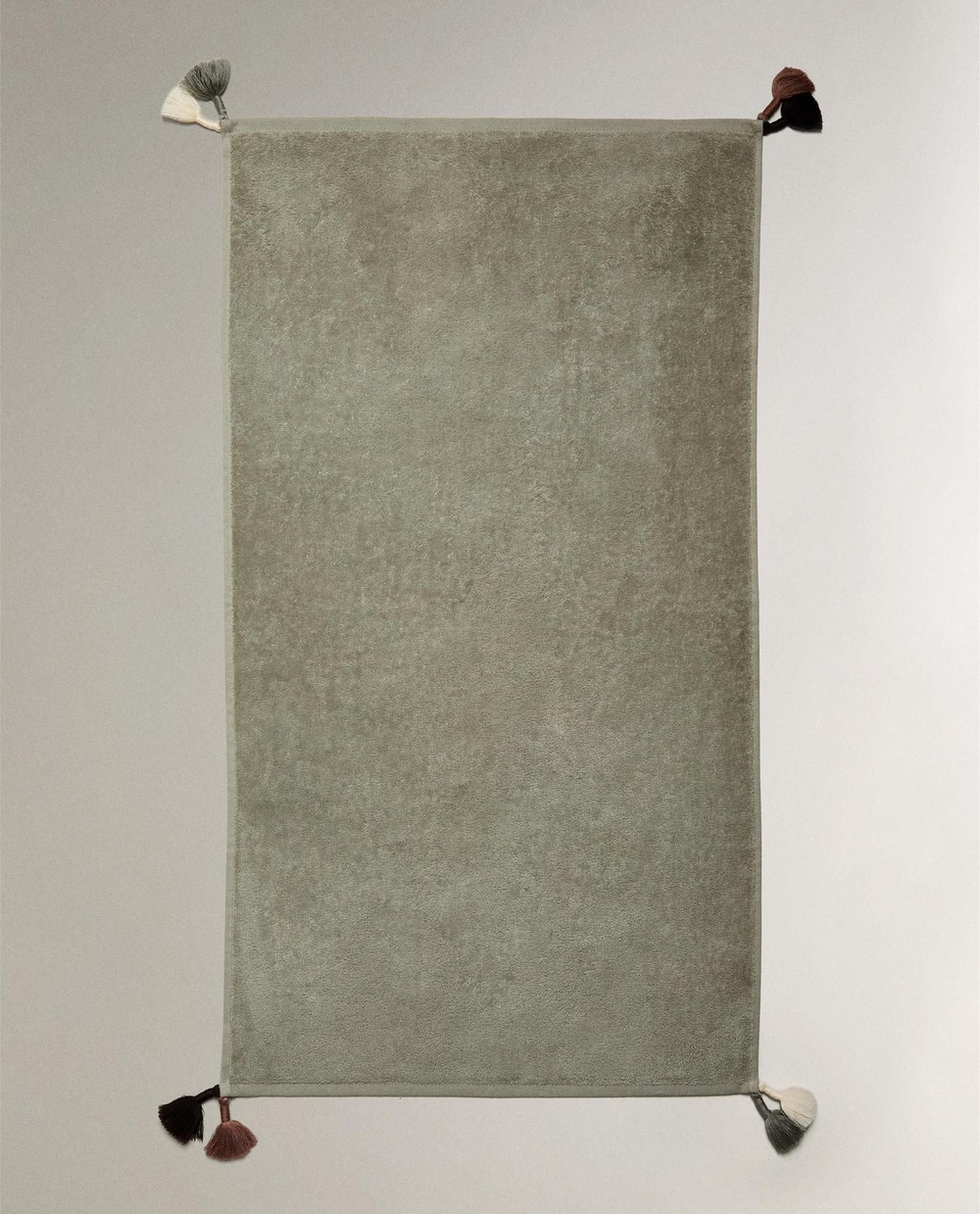 Zara Home - Велюровое банное полотенце с помпонами, зеленый, 30х50 см