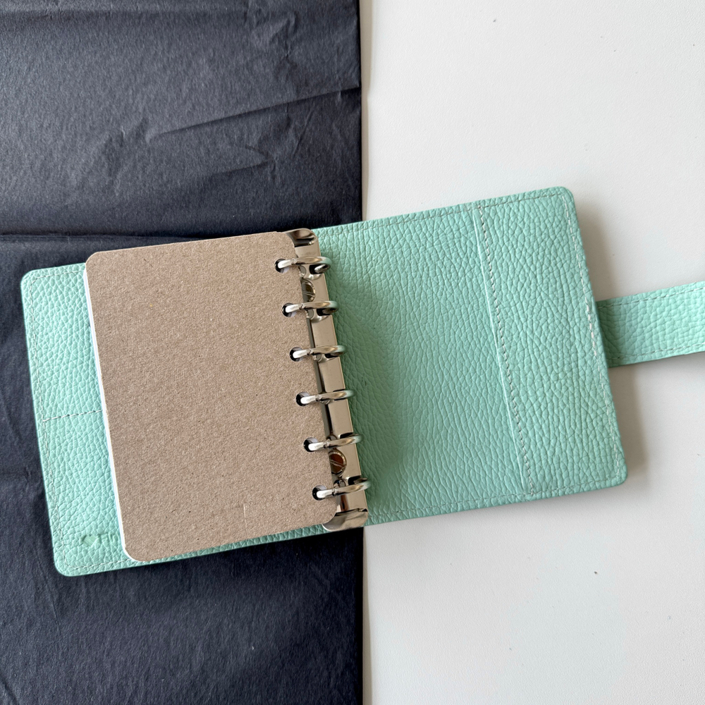 Комплект: обложка на кольцах Pocket на хлястике, вставка на молнии, блок листов, форзацы, флотер мята