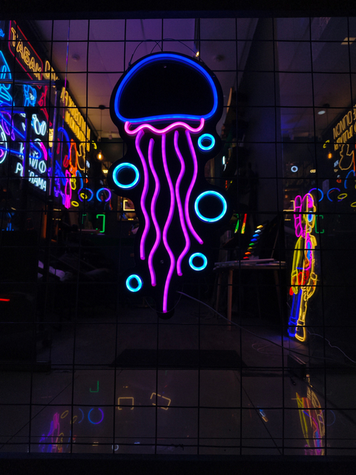 Неоновая вывеска "Медуза"