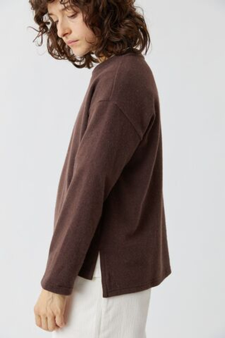 Топ с разрезами из коричневой шерсти
