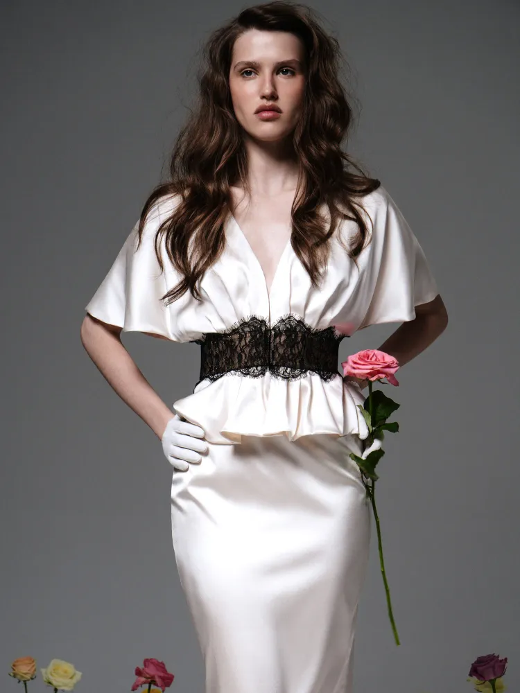 Ясмин (Yasmin), блуза из молочного атласа с отделкой черным кружевом