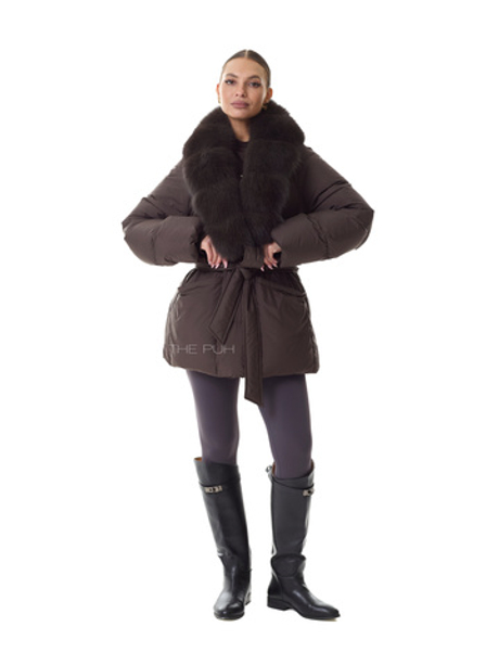 Шоколадный удлиненный пуховик с поясом и меховым воротником