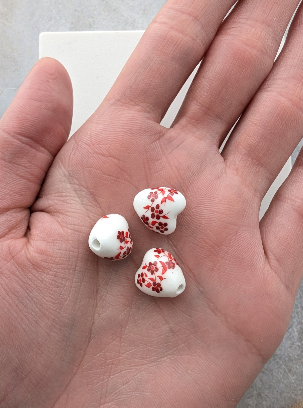 Бусины керамические сердце 12мм гжель с красным узором, 5шт