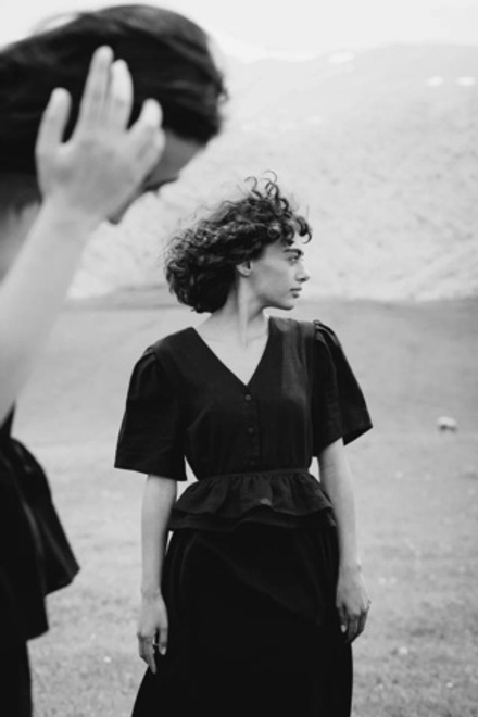 Платье с V-вырезом и поясом-баской из черной крапивы