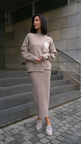 Трикотажный женский костюм в цвете капучино с юбкой