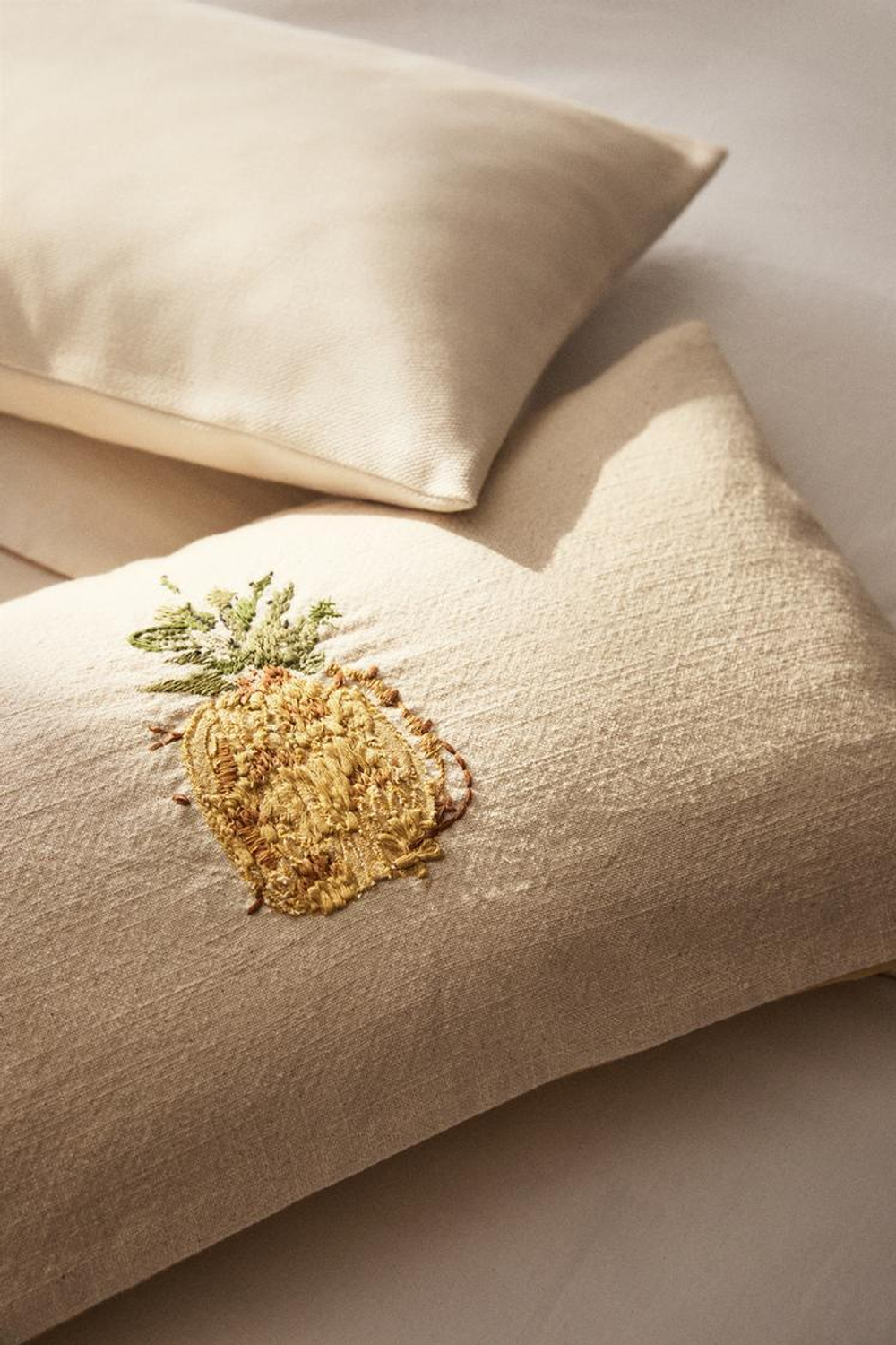 ZARA HOME ЧЕХОЛ ДЛЯ ДЕКОРАТИВНОЙ ПОДУШКИ С ВЫШИВКОЙ «АНАНАСЫ», ЖЕЛТЫЙ