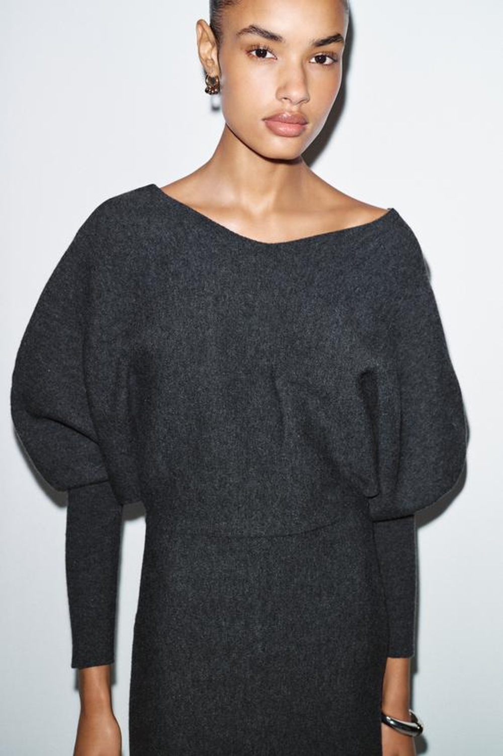 ZARA ТРИКОТАЖНОЕ ПЛАТЬЕ МИДИ С V-ОБРАЗНЫМ ВЫРЕЗОМ, СЕРЫЙ