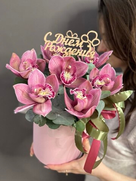 Шляпная коробка с 7 розовыми орхидеями