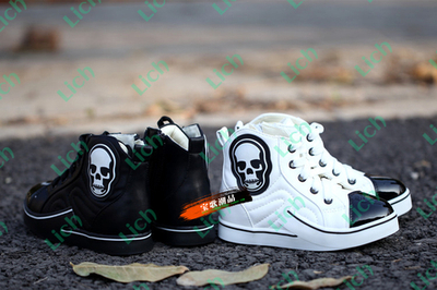 Ботинки на шнуровке с аппликацией черепа и лаковым носом