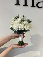 Свадебный букет из диантусов, эвкалипта, кустовых пионовидных и одноголовых роз