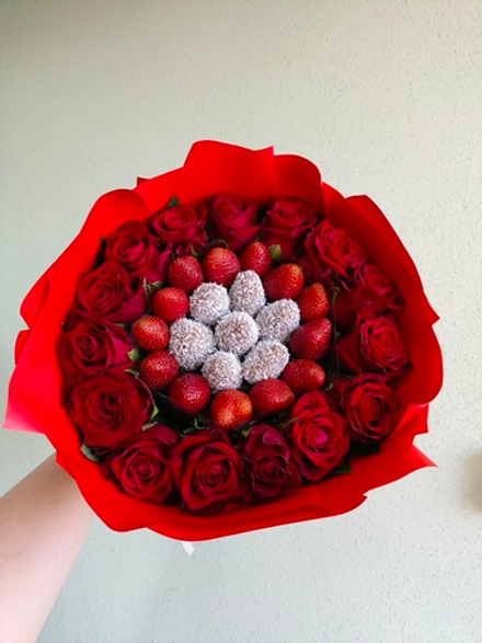 Клубника и розы