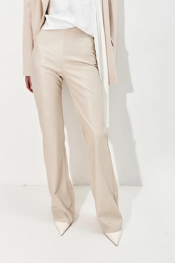Брюки клеш из экокожи серо-бежевого цвета
